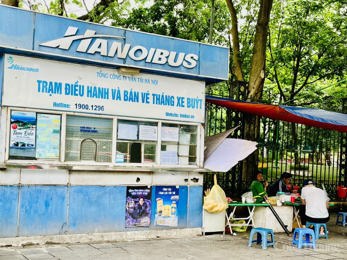 Hà Nội: Nhiều nhà chờ xe buýt bị chiếm dụng thành điểm tập kết phế liệu Hà Nội: Nhiều nhà chờ xe buýt bị chiếm dụng thành điểm tập kết phế liệu