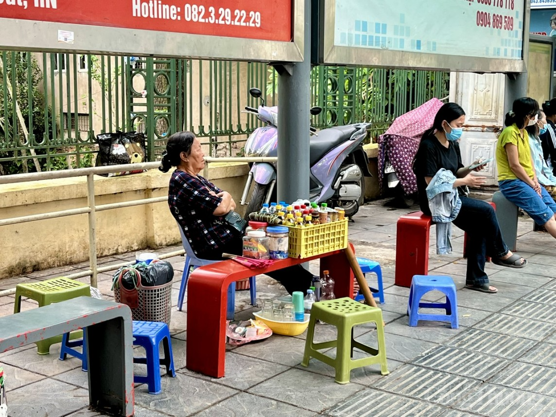Hà Nội: Nhiều nhà chờ xe buýt bị chiếm dụng thành điểm tập kết phế liệu Hà Nội: Nhiều nhà chờ xe buýt bị chiếm dụng thành điểm tập kết phế liệu