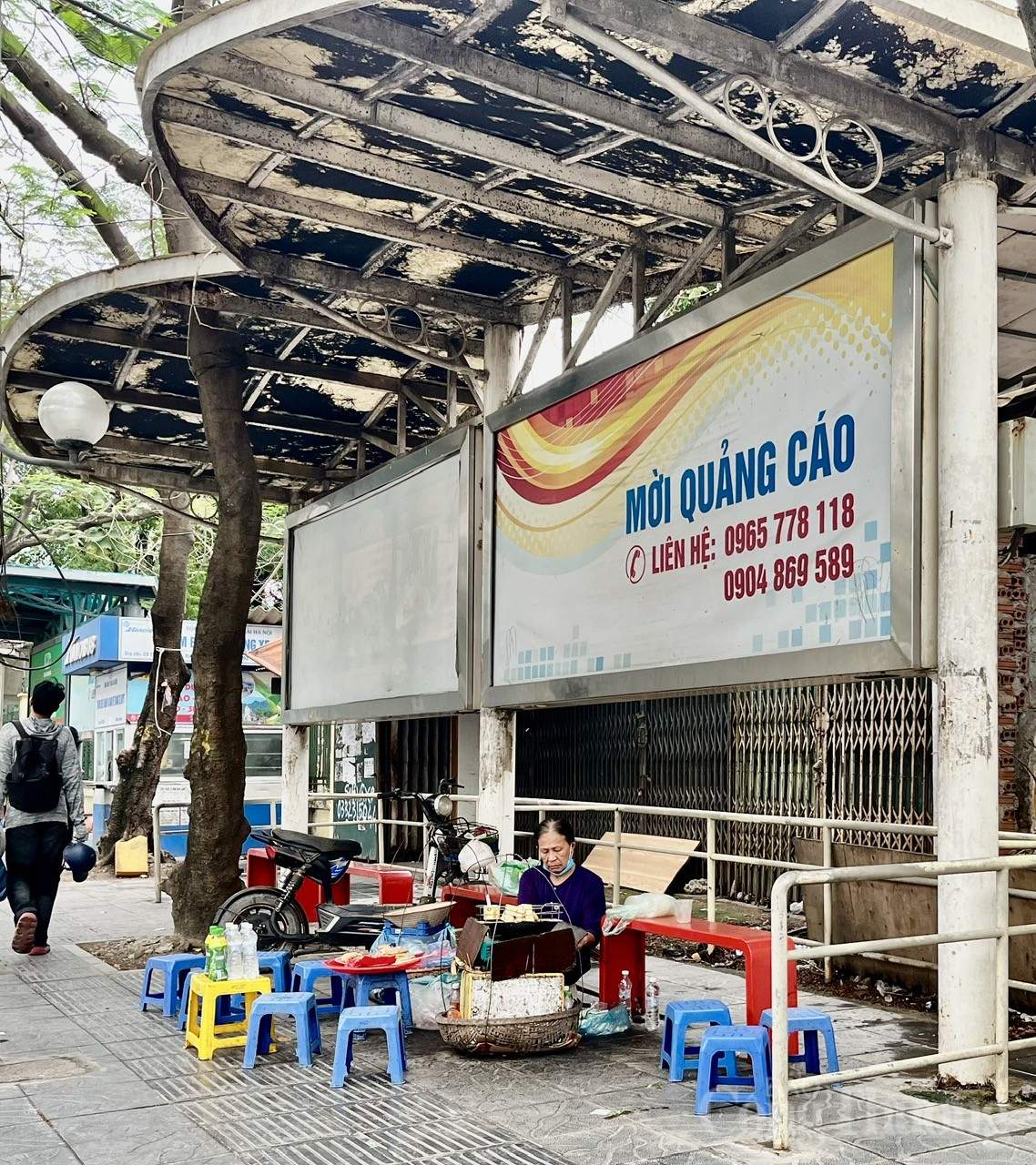 Hà Nội: Nhiều nhà chờ xe buýt bị chiếm dụng thành điểm tập kết phế liệu Hà Nội: Nhiều nhà chờ xe buýt bị chiếm dụng thành điểm tập kết phế liệu