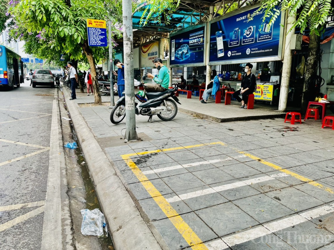Hà Nội: Nhiều nhà chờ xe buýt bị chiếm dụng thành điểm tập kết phế liệu Hà Nội: Nhiều nhà chờ xe buýt bị chiếm dụng thành điểm tập kết phế liệu