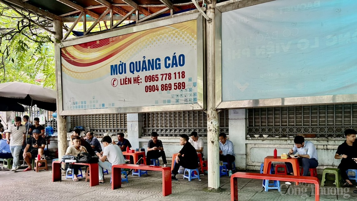 Hà Nội: Nhiều nhà chờ xe buýt bị chiếm dụng thành điểm tập kết phế liệu Hà Nội: Nhiều nhà chờ xe buýt bị chiếm dụng thành điểm tập kết phế liệu