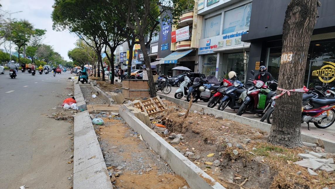 TP. Hồ Chí Minh: Nguy cơ mất an toàn tại Dự án nâng cấp vỉa hè đường Điện Biên Phủ