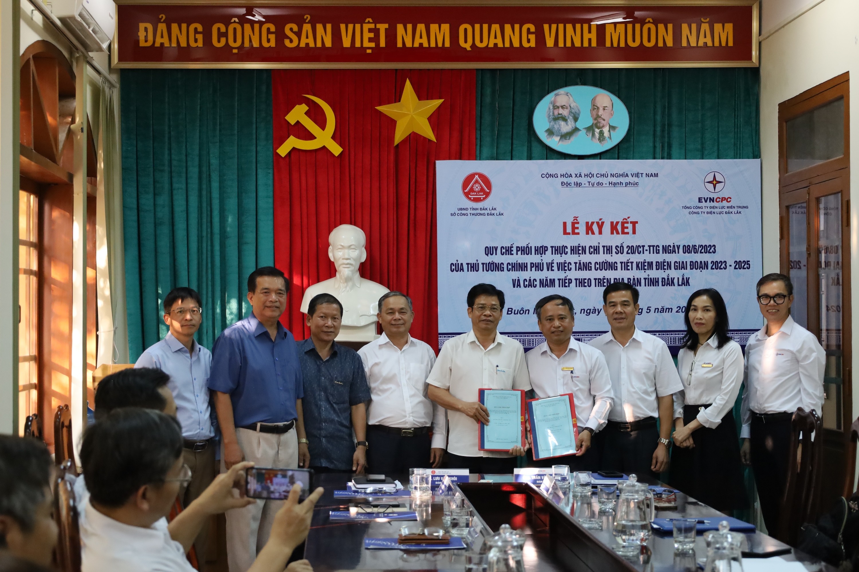 Ông Lưu Văn Khôi – Giám đốc Sở Công Thương tỉnh Đắk Lắk và ông Trần Văn Thuận – Giám đốc PC Đắk Lắk thực hiện nghi thức ký kết phối hợp. Ảnh: H.C