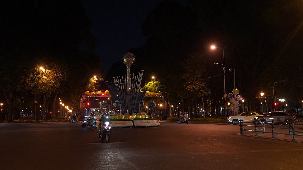 TP. Hồ Chí Minh: Hàng loạt biển quảng cáo lớn tắt điện sau 22 giờ để tiết kiệm điện