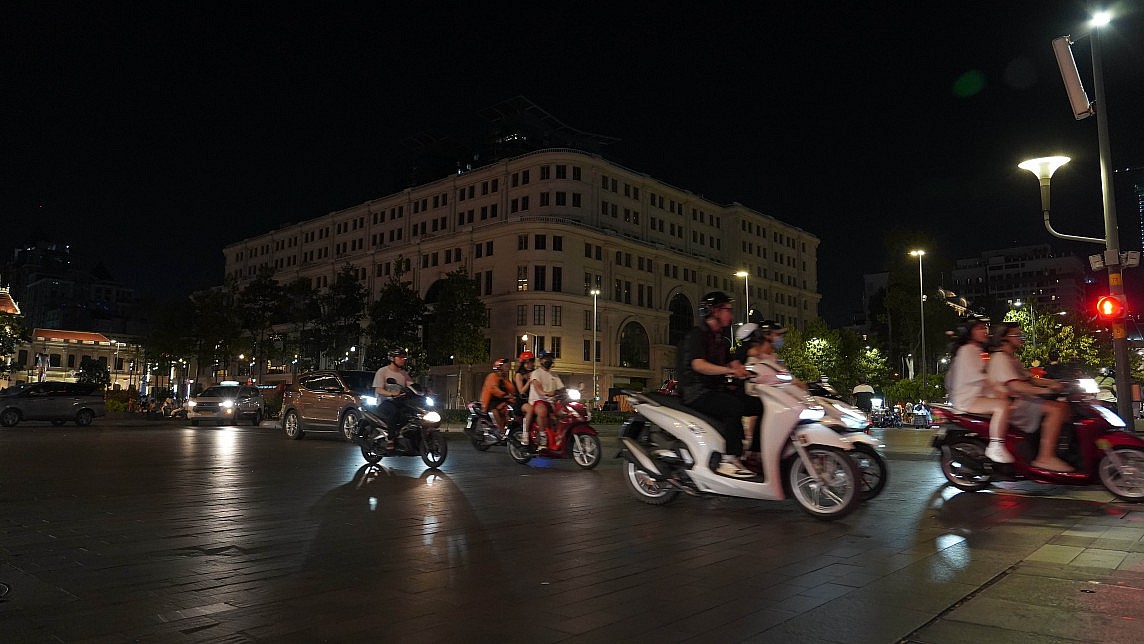 TP. Hồ Chí Minh: Hàng loạt biển quảng cáo lớn tắt điện sau 22 giờ để tiết kiệm điện