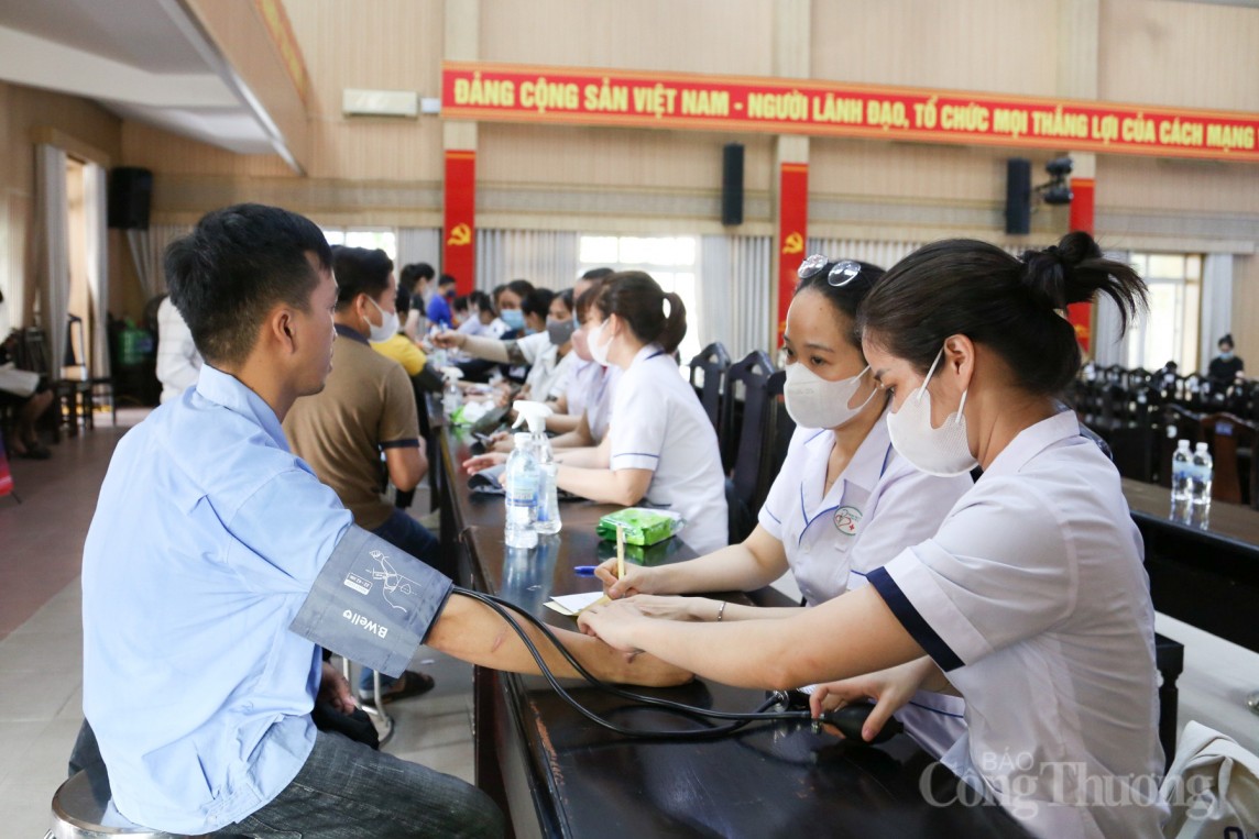 Đà Nẵng: Công nhân được mua hàng 0 đồng, khám bệnh miễn phí