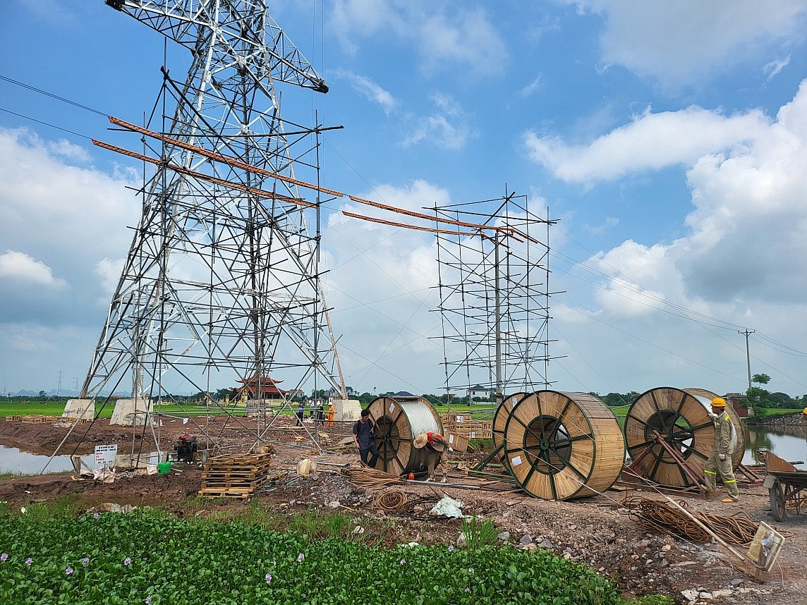 Đường dây 500kV mạch 3 NĐNĐ Nam Định I – Thanh Hoá bắt đầu kéo dây