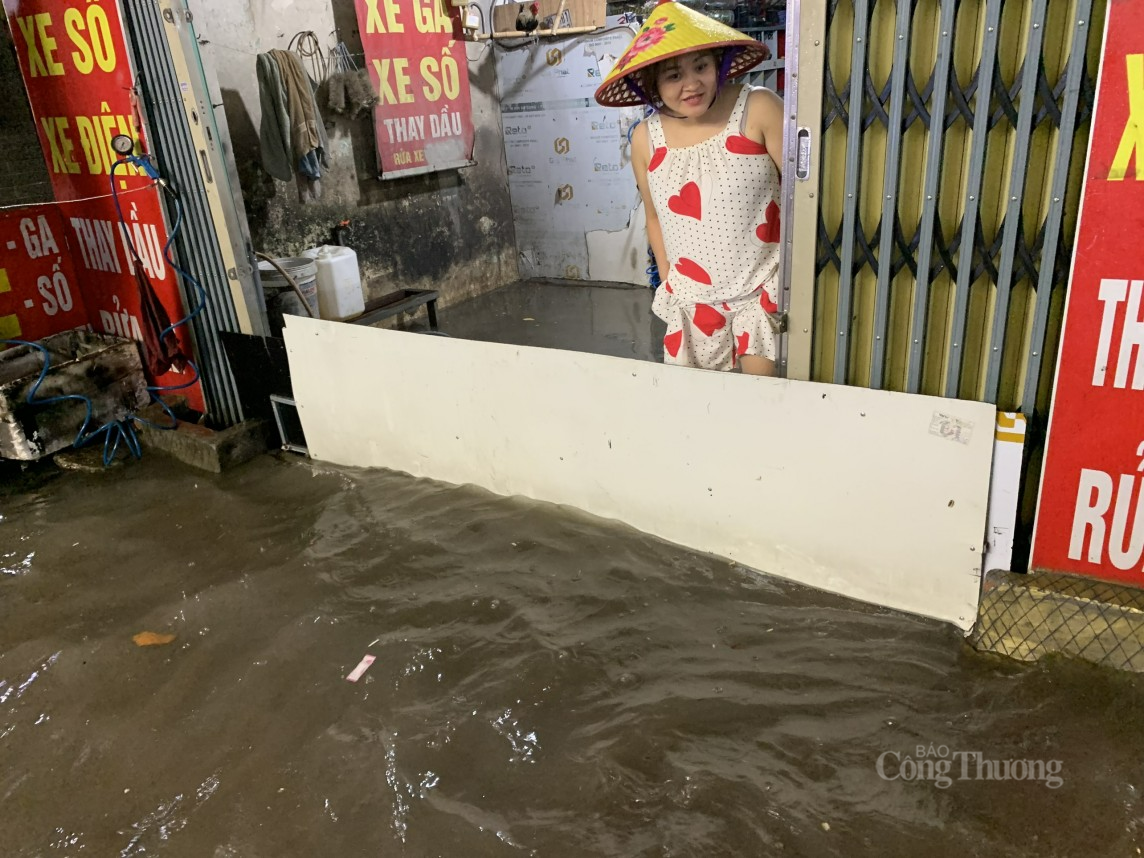 Hà Nội: Nhiều tuyến đường biến thành sông sau cơn mưa lớn kéo dài