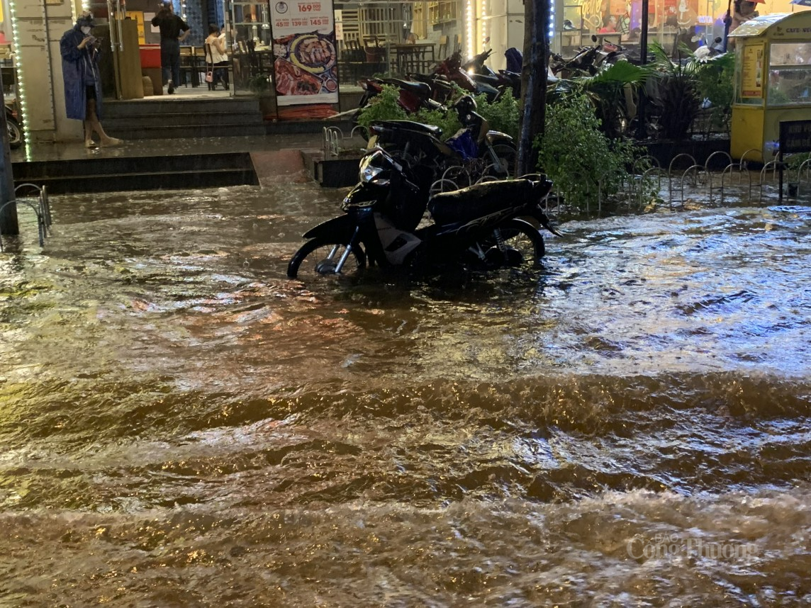 Hà Nội: Nhiều tuyến đường biến thành sông sau cơn mưa lớn kéo dài