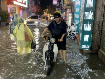 Nhiều tuyến đường Hà Nội biến thành sông sau cơn mưa lớn kéo dài