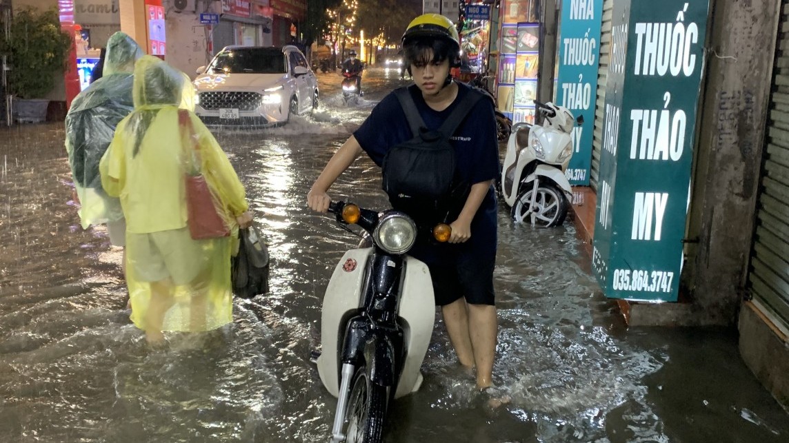 Hà Nội vì sao cứ mưa lớn là "mênh mông biển nước"?