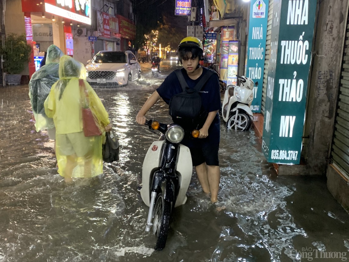 Hà Nội vì sao cứ mưa lớn là ngập sâu?