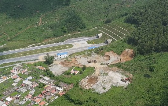vu loat xe tai cho dat lau quay dau tren cao toc ubnd tinh thanh hoa chi dao lam ro