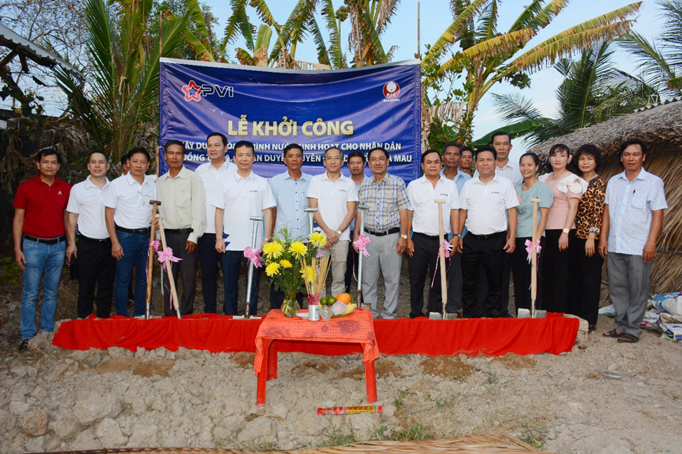 Các đại biểu tiến hành nghi lễ khởi công công trình xây dựng nước sinh hoạt cho người dân ấp Đồng Tâm A, xã Tân Duyệt, huyện Đầm Dơi, tỉnh Cà Mau.png