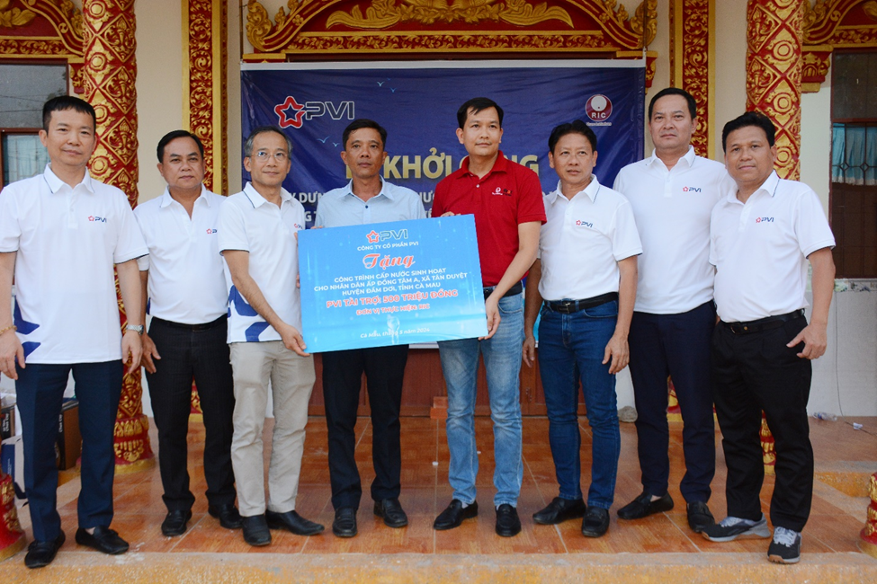 Ông Dương Thanh Danh Francois – PCT HĐQT PVI và ông Lê Văn Hải – GĐ Trung tâm RIC trao tặng biểu trưng tài trợ dự án Công trình cấp nước sinh hoạt tại Ấp Đồng Tâm A..png