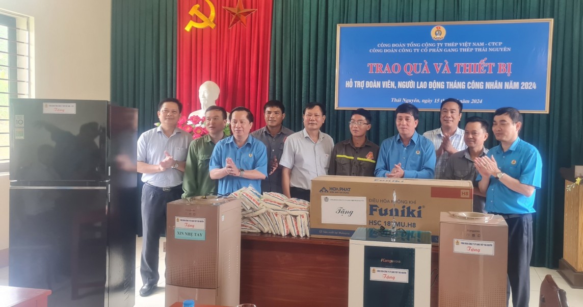 Trao quà hỗ trợ người lao động Mỏ than Phấn Mễ