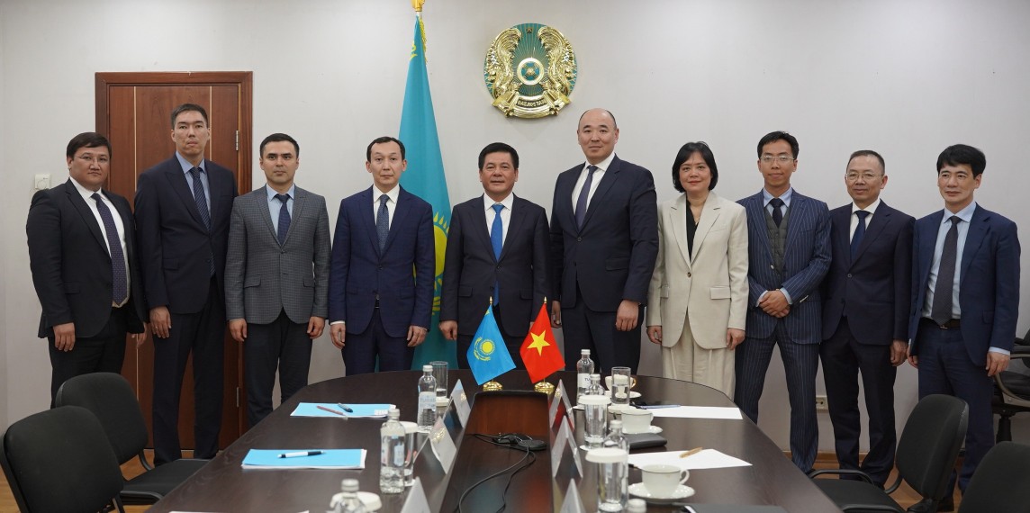 Bộ trưởng Nguyễn Hồng Diên làm việc với Bộ trưởng Bộ Công nghiệp và Xây dựng Kazakhstan