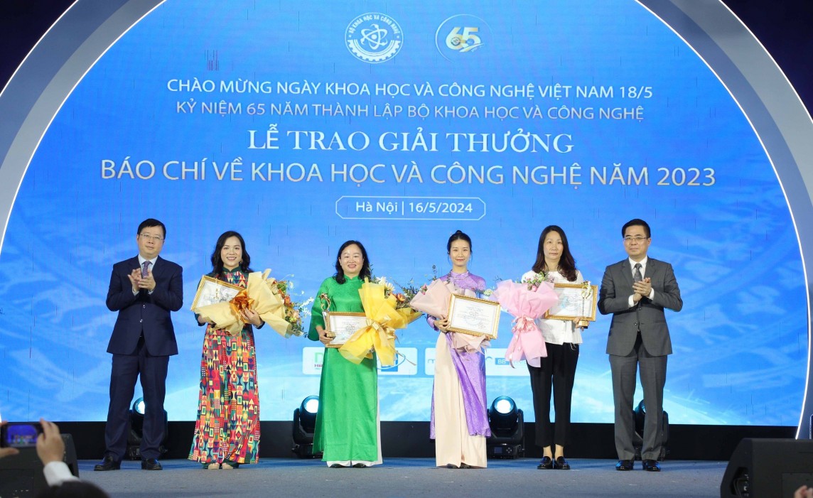 Đại diện các nhóm tác giải được trao Giải Nhất  Giải thưởng báo chí khoa học và công nghệ năm 2023