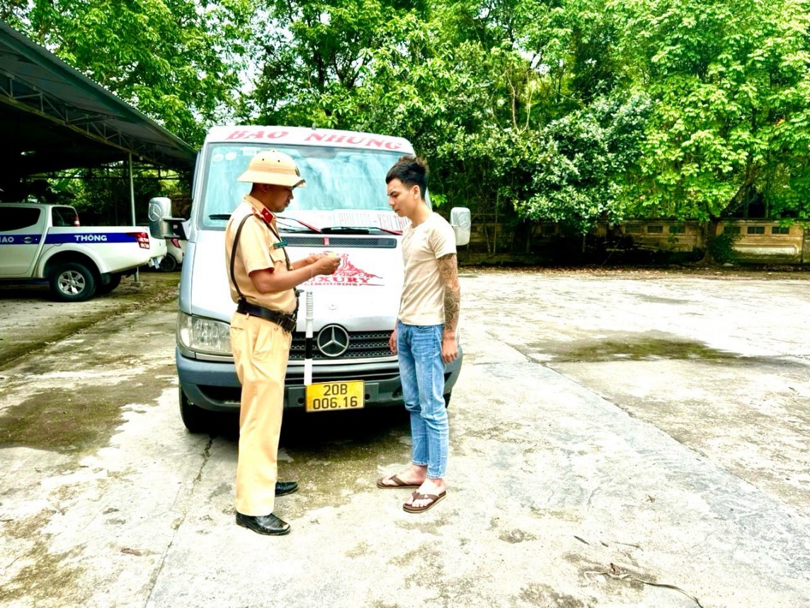 Phòng CSGT tỉnh Tuyên Quang liên tiếp phát hiện tài xế ô tô sử dụng giấy phép lái xe "giả"