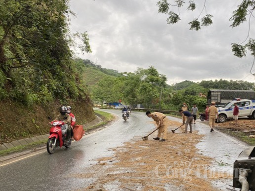 Cảnh sát giao thông Tuyên Quang lan toả nghĩa cử cao đẹp Cảnh sát giao thông Tuyên Quang lan toả nghĩa cử cao đẹp