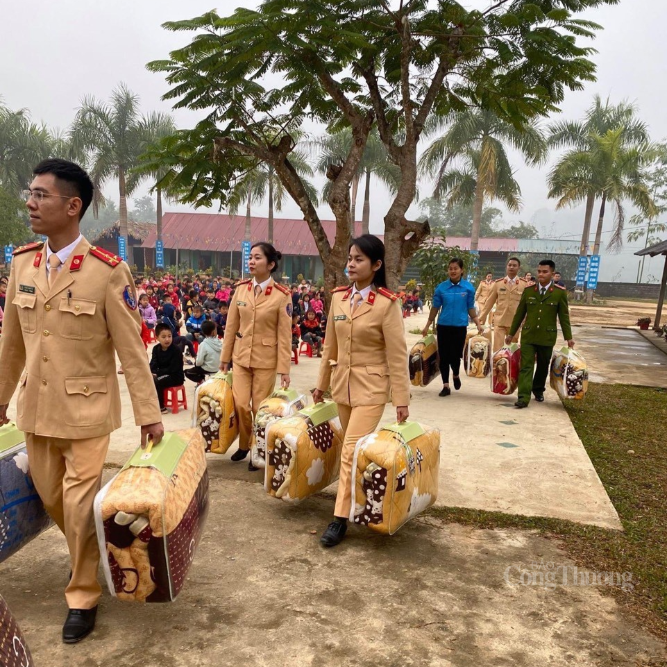 Cảnh sát giao thông Tuyên Quang lan toả nghĩa cử cao đẹp