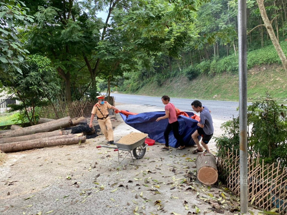 Cảnh sát giao thông Tuyên Quang lan toả nghĩa cử cao đẹp Cảnh sát giao thông Tuyên Quang lan toả nghĩa cử cao đẹp