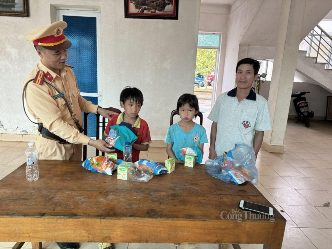 Cảnh sát giao thông Tuyên Quang lan toả nghĩa cử cao đẹp Cảnh sát giao thông Tuyên Quang lan toả nghĩa cử cao đẹp