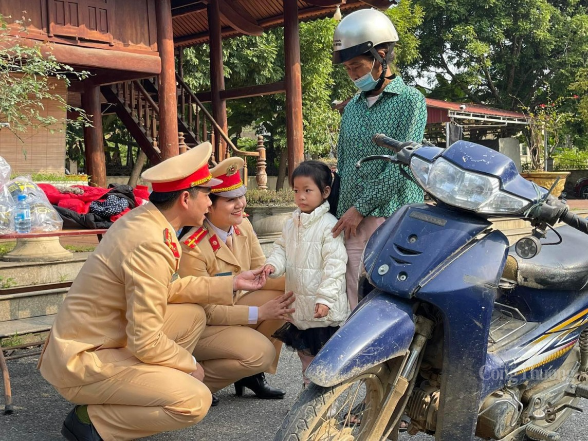 Cảnh sát giao thông Tuyên Quang lan toả nghĩa cử cao đẹp Cảnh sát giao thông Tuyên Quang lan toả nghĩa cử cao đẹp
