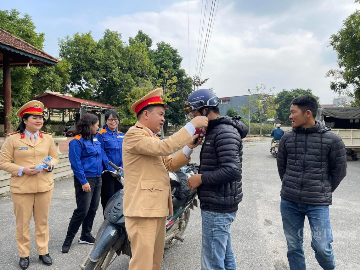 Cảnh sát giao thông Tuyên Quang lan toả nghĩa cử cao đẹp Cảnh sát giao thông Tuyên Quang lan toả nghĩa cử cao đẹp