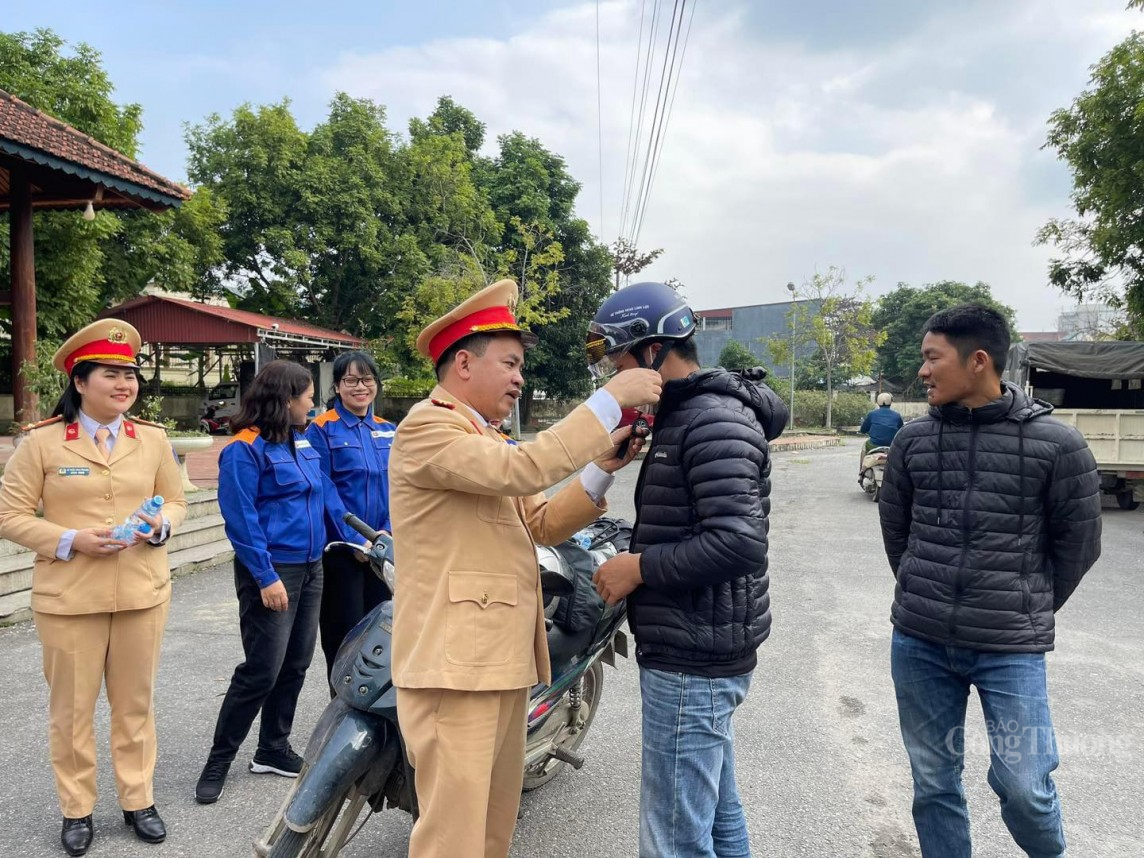 Cảnh sát giao thông Tuyên Quang lan toả nghĩa cử cao đẹp