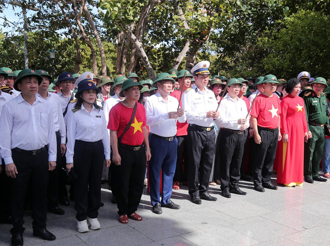 Đoàn công tác tỉnh Tuyên Quang thăm và động viên quân, dân quần đảo Trường Sa