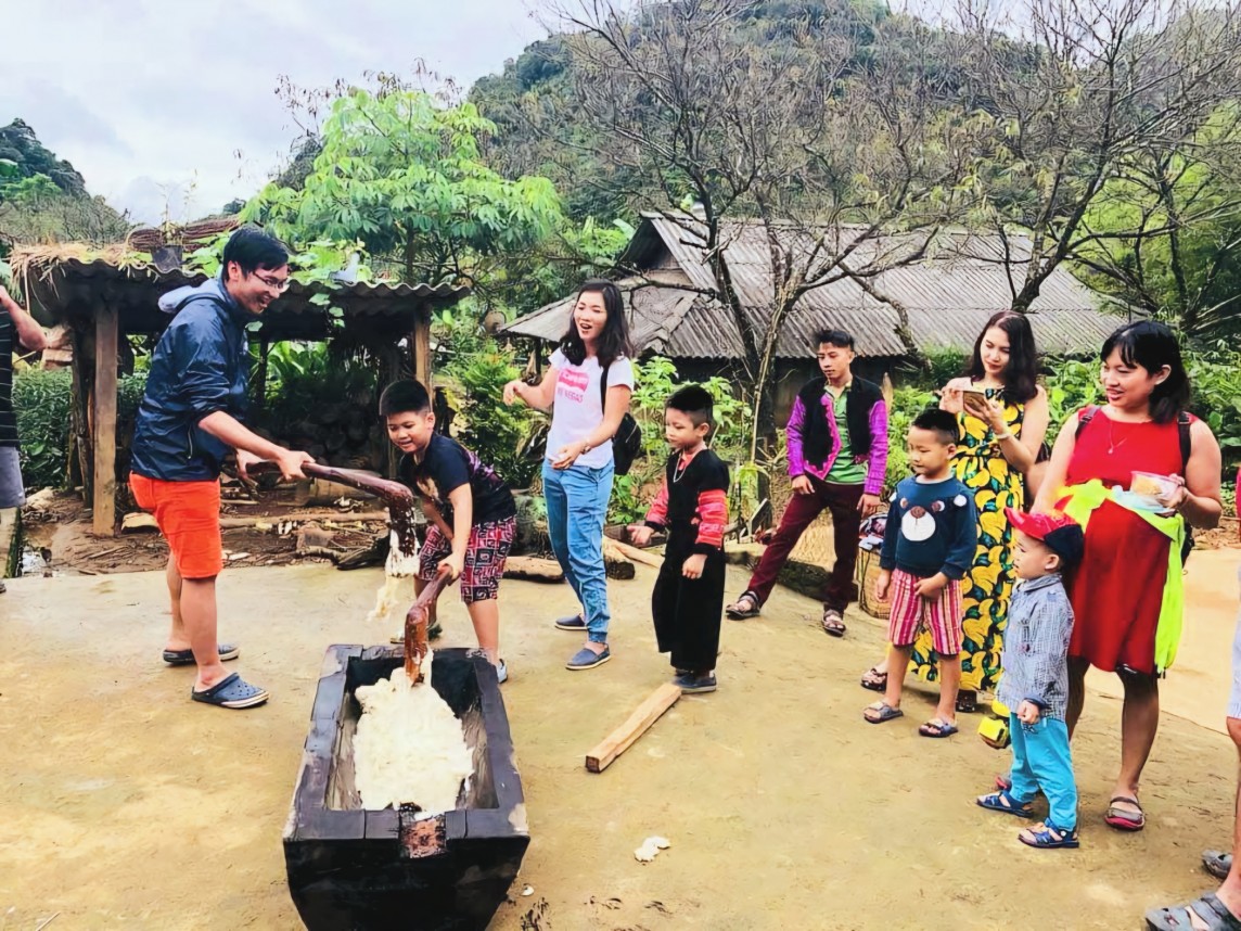 Hòa Bình: Chuyện của Y Múa, cô gái người Mông đầu tiên bén duyên làm homestay