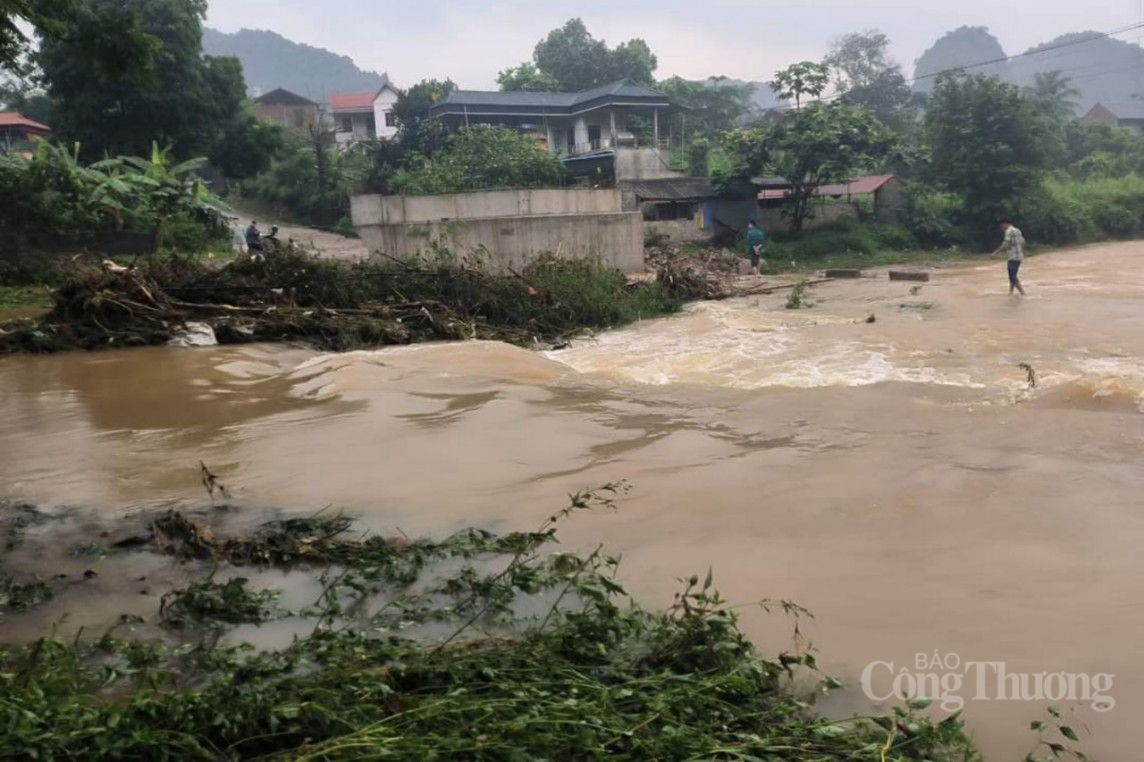 Hòa Bình: Cầu Sồ thi công dang dở, giao thông bị chia cắt khi trời mưa