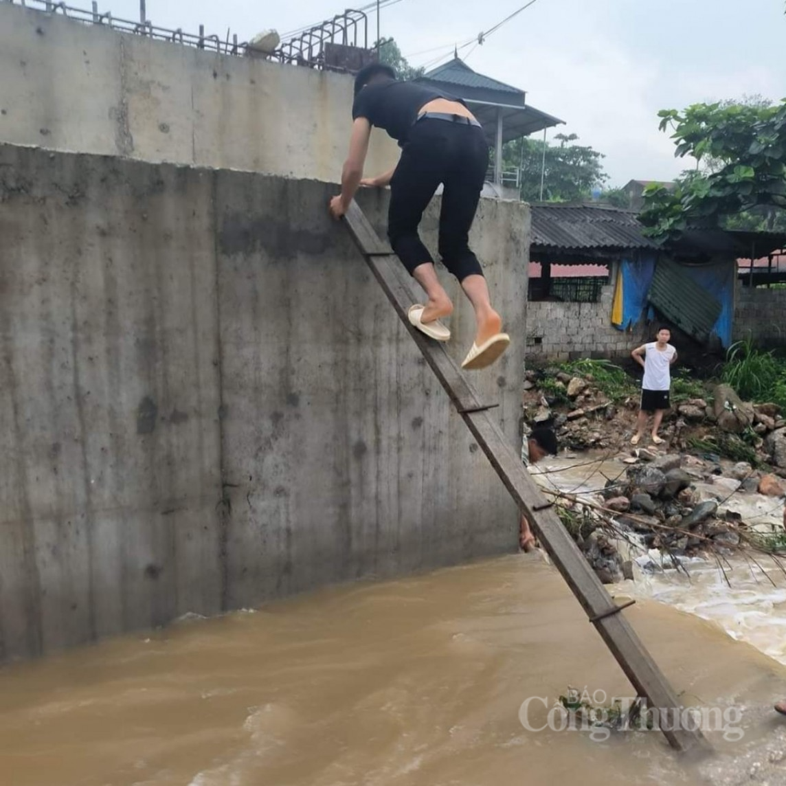 Hòa Bình: Cầu Sồ thi công dang dở, giao thông bị chia cắt khi trời mưa