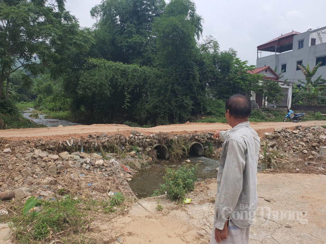 Hòa Bình: Cầu Sồ thi công dang dở, giao thông bị chia cắt khi trời mưa