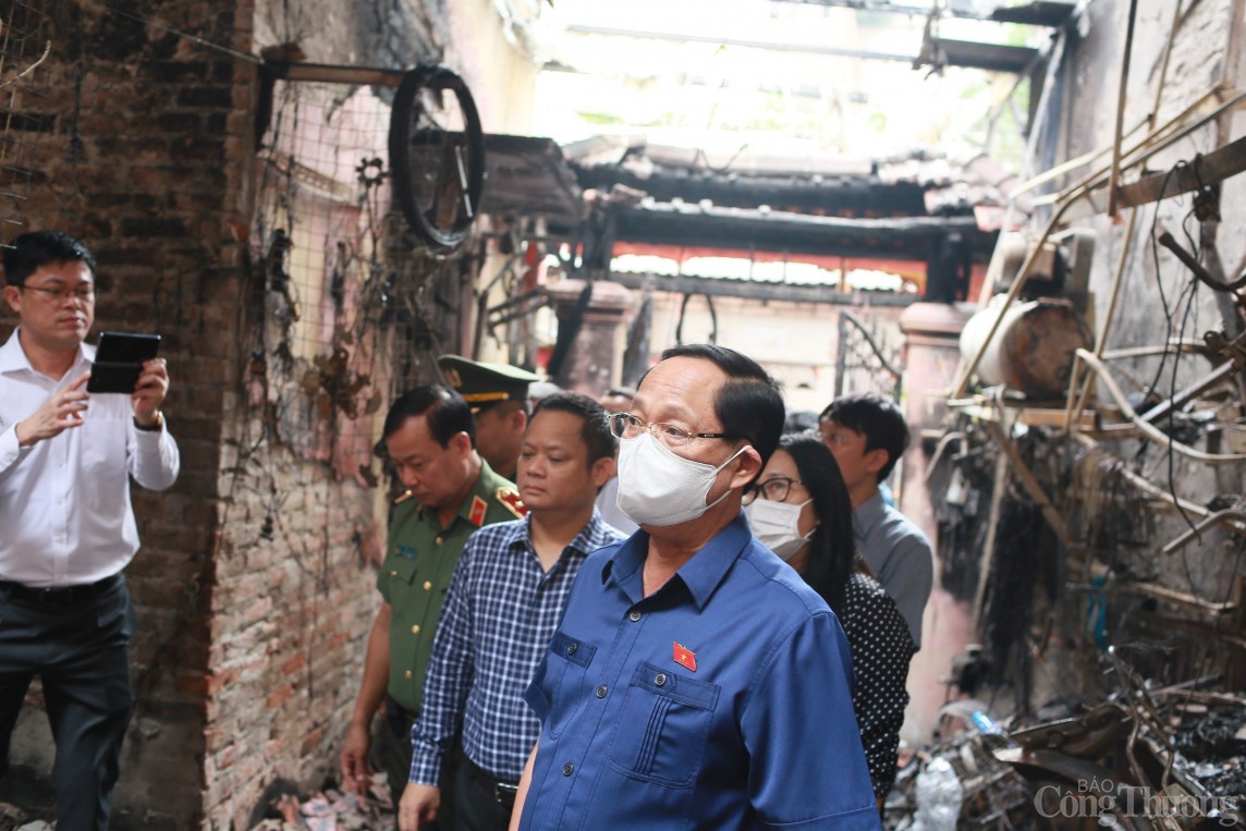 Ông Đinh Tiến Dũng, Bí Thư Thành ủy Hà Nội đến hiện trường chỉ đạo điều tra, khắc phục vụ cháy.