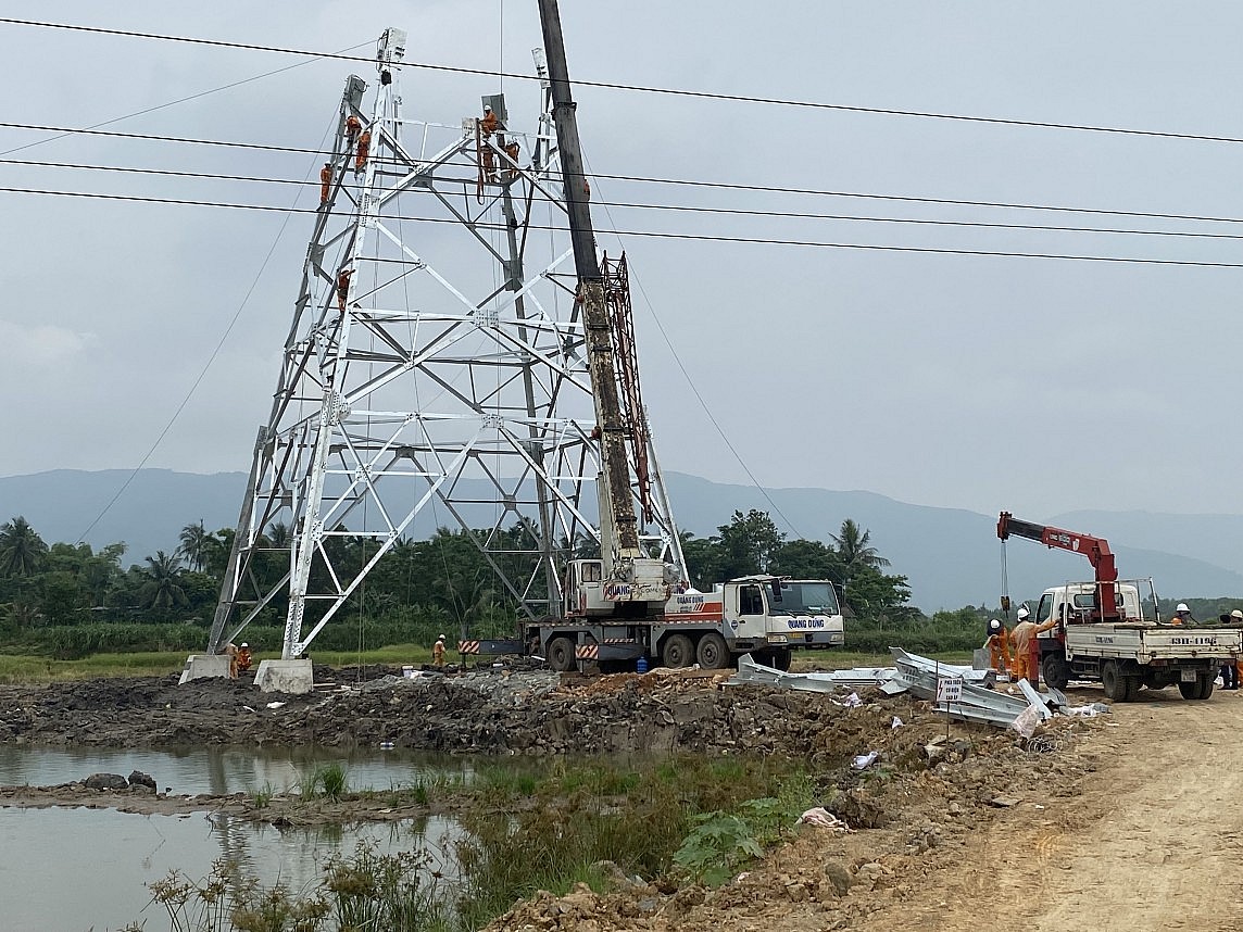 Thi công đường dây 500kV mạch 3: EVNNPT huy động thêm 800 nhân lực hỗ trợ