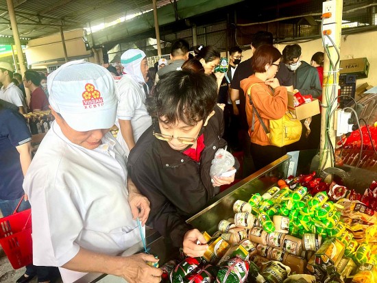 tp ho chi minh vissan va satra to chuc phien cho giam gia cho nguoi lao dong kho khan