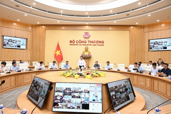 bo truong nguyen hong dien hop voi cac dia phuong chu dau tu ve du an dien khi