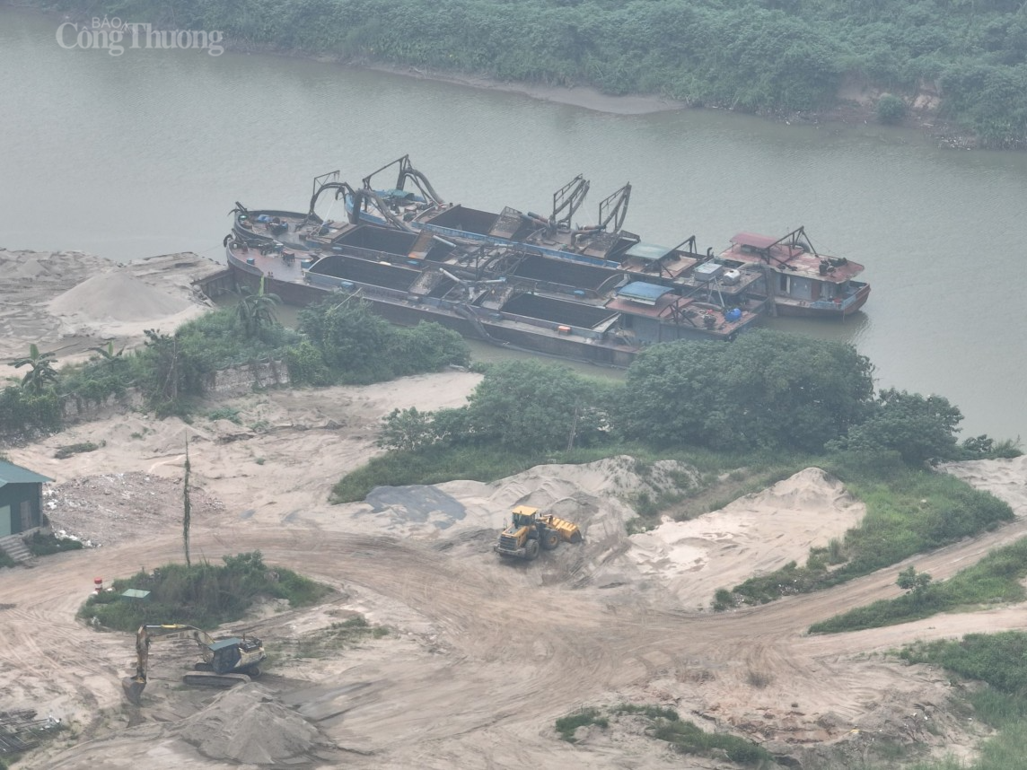 Trước đó, vào ngày 28/3/2023, UBND xã Võng La đã ban hành Kế hoạch số 72 về việc xử lý giải tỏa các vi phạm pháp luật trong hoạt động khai thác khoáng sản, hoạt động trung chuyển cát, sỏi ven sông trên địa bàn xã Võng La.