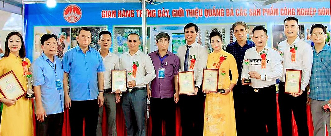 Đại diện các doanh nghiệp của Vĩnh Phúc tham gia Lễ tôn vinh và Hội chợ triển lãm hàng công nghiệp nông thôn tiêu biểu khu vực phía Bắc – Hà Nội năm 2024.