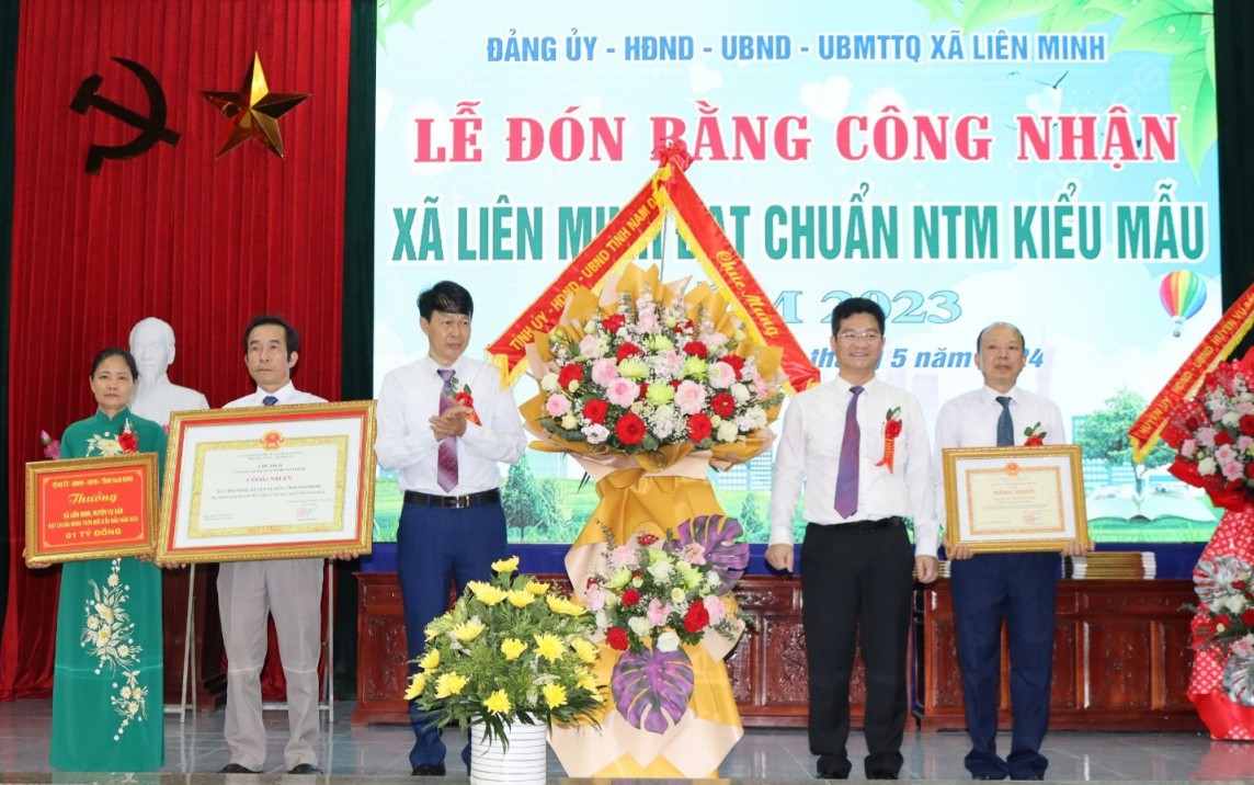 Xã Liên Minh, huyện Vụ Bản đón bằng 