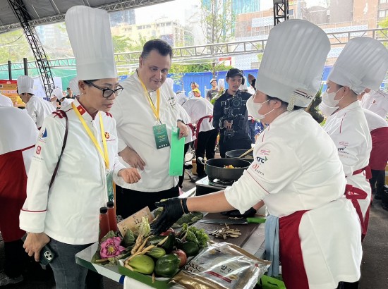an tuong giao luu quoc te mon ngon co nguyen lieu tu sam va huong lieu duoc lieu