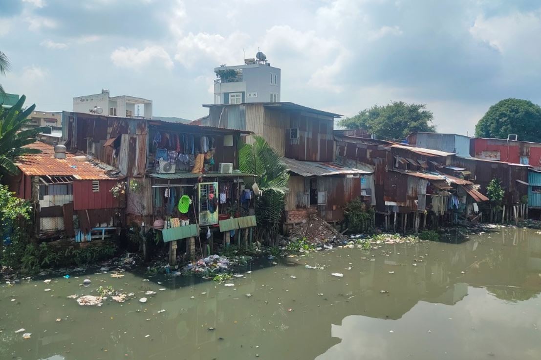 TP. Hồ Chí Minh Nhiều căn nhà xiêu vẹo êu vẹo trên những cây cột, bên dưới ngập ngụa rác thải, bùn lầy,...