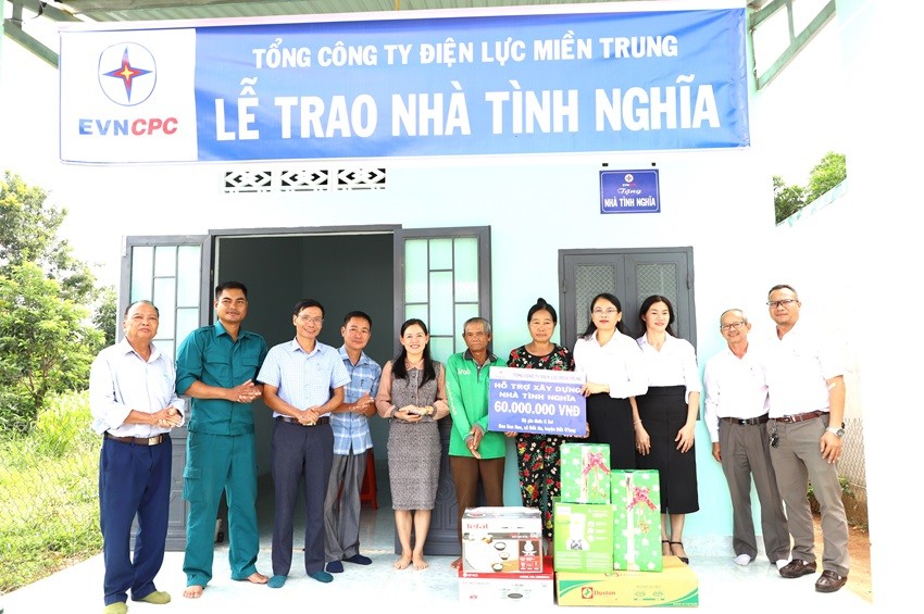 Công ty Điện lực Đắk Nông trao 3 nhà tình nghĩa cho hộ nghèo