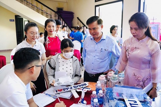 thua thien hue day manh giai quyet viec lam giam ngheo ben vung
