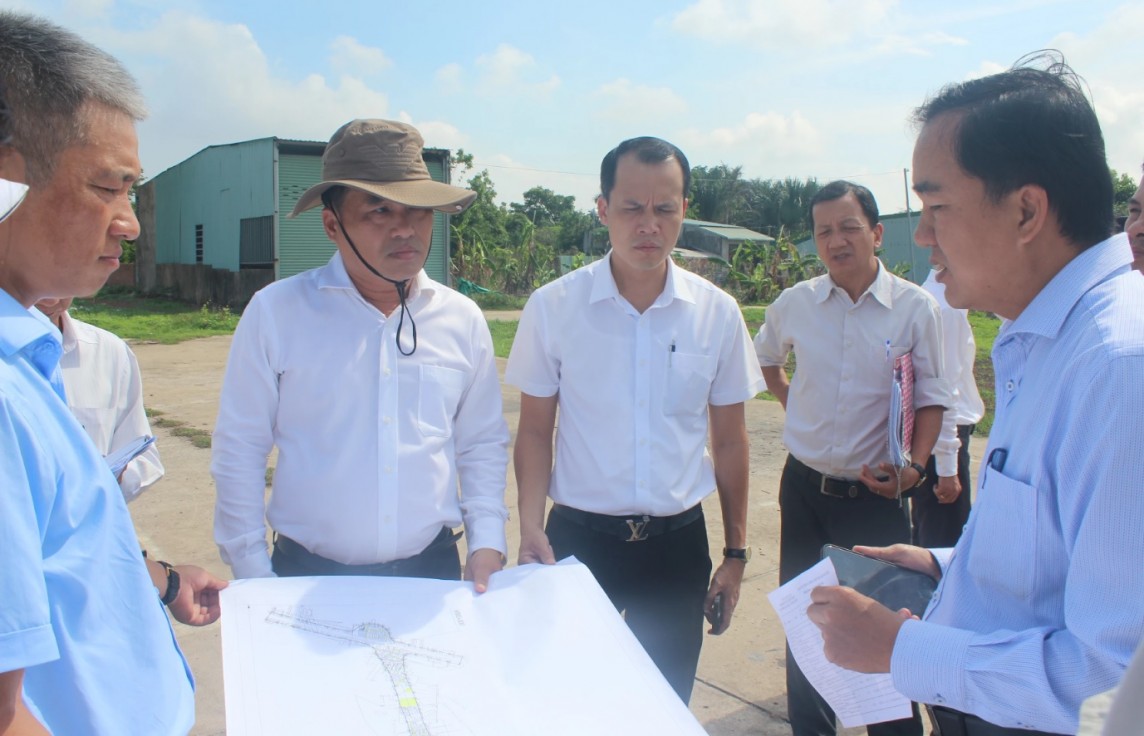 Lãnh đạo Biên Hòa kiểm tra công tác giải phóng mặt bằng của dự án qua phường Phước Tân, thành phố Biên Hòa. Ảnh: Khắc Thiết