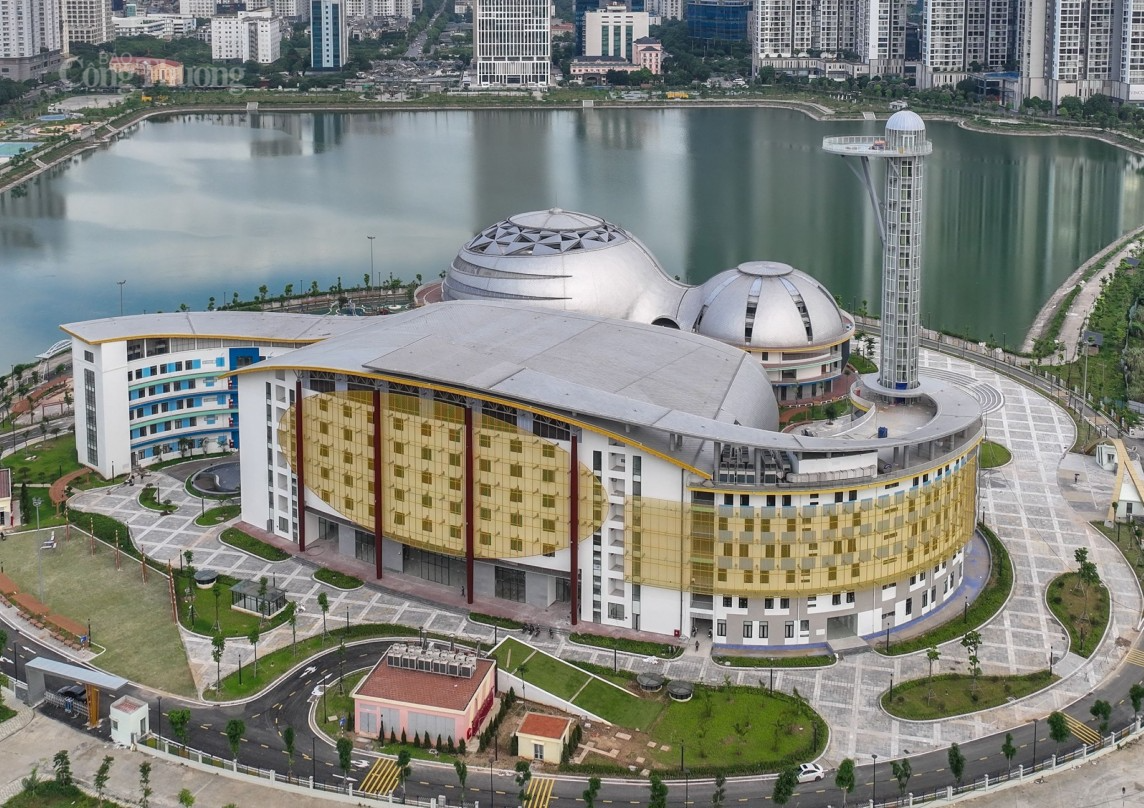 Khu nhà B gồm khu văn phòng - thể thao - học tập với 3 khối nhà chức năng liên kết với nhau; nhà B1 sẽ là nhà thi đấu, bể bơi; nhà B2 là nhà hành chính, tháp thiên văn; nhà B3 gồm nhà học, thư viện. Khu nhà B gồm khu văn phòng - thể thao - học tập với 3 khối nhà chức năng liên kết với nhau; nhà B1 sẽ là nhà thi đấu, bể bơi; nhà B2 là nhà hành chính, tháp thiên văn; nhà B3 gồm nhà học, thư viện.