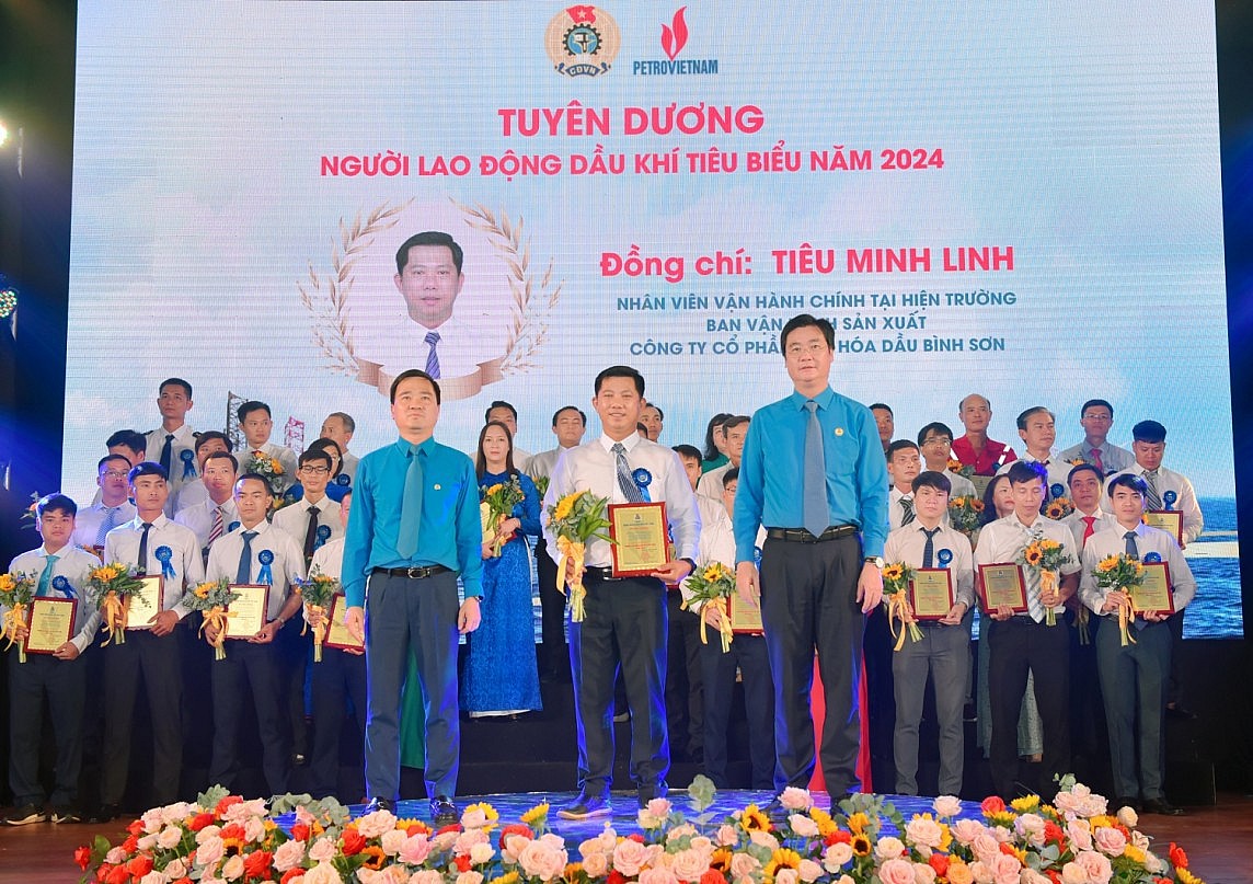 Anh Tiêu Minh Linh nhận tuyên dương Người lao động Dầu khí tiêu biểu năm 2024 do CĐ DKVN khen thưởng.