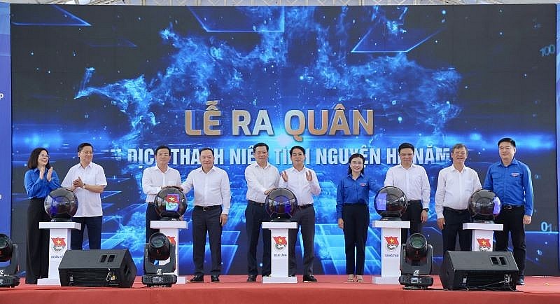 Các đại biểu thực hiện nghi lễ ra quân chiến dịch thanh niên tình nguyện hè năm 2024